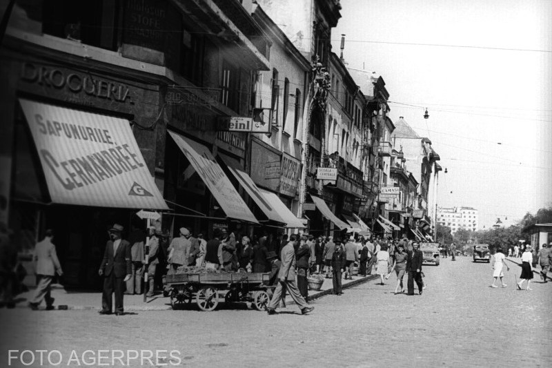 Bucureștiul aproape dispărut. Piața Sfântul Gheorghe, acum aproape 90 de ani. Mașini, trăsuri și vestita ciocolată „Zamfirescu”