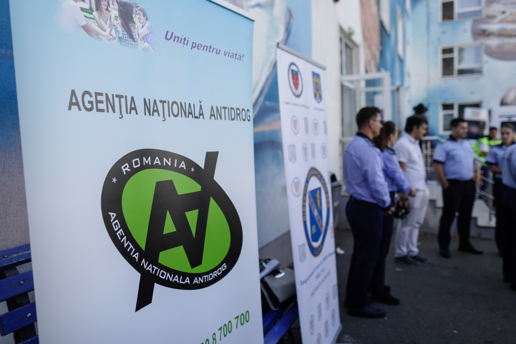 Acțiune pentru prevenirea evenimentelor din unitățile de învățământ preunivesitar și din zona acestora, derulată de reprezentanți ai Poliției Române și Agenției Naționale Antidrog, la scoala 194 din Bucuresti, 4 octombrie 2023. Inquam Photos / Octav Ganea