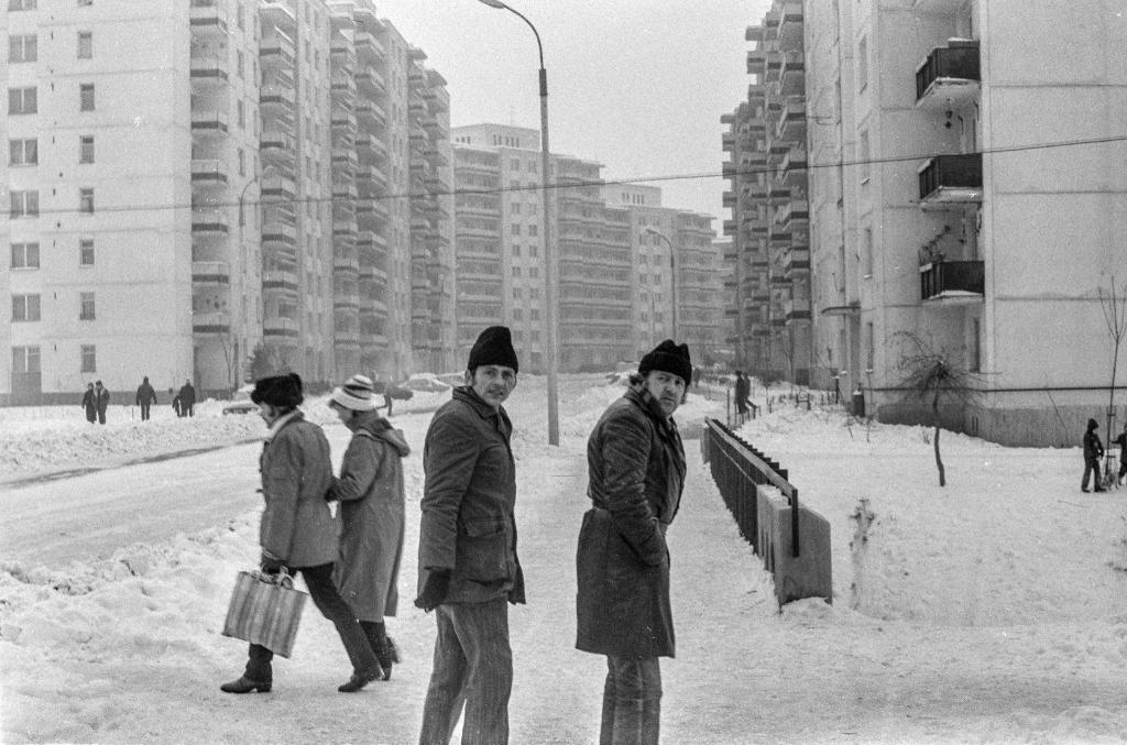 Trecători pe Strada Înfrățirii din Târgu Mureș, în iarna lui 1985. Foto: Károly Kovács / Azopan