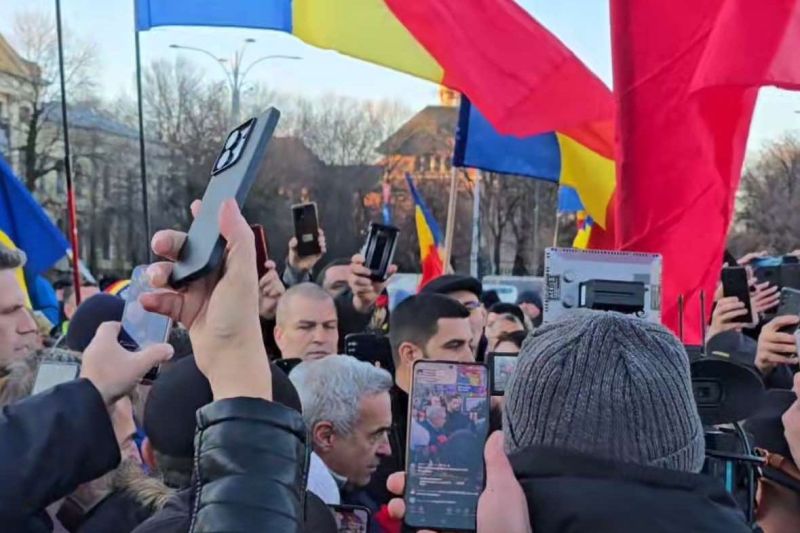 VIDEO Călin Georgescu s-a dus în mijlocul susținătorilor săi din Piața Victoriei: „Sus steagurile, sus frunțile” / Unii dintre manifestanți merg la Cotroceni