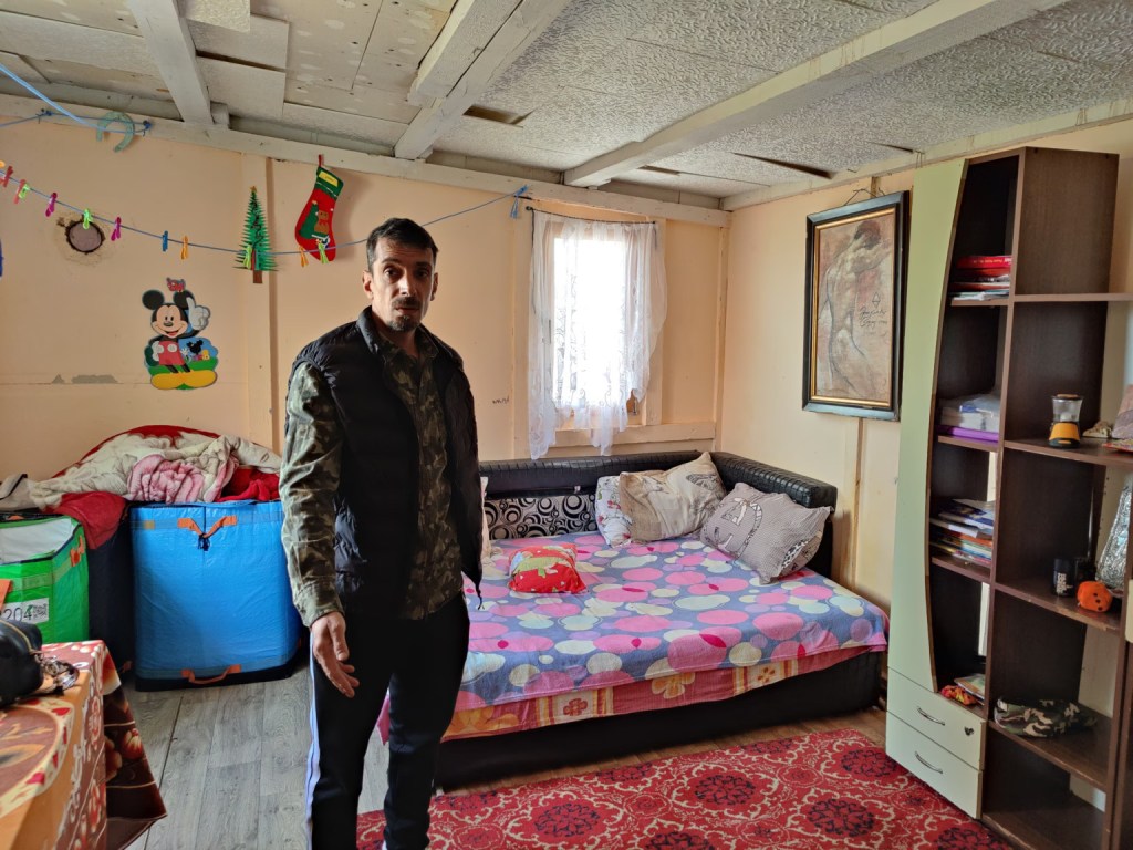 Claudiu Cornea, în locuința improvizată.