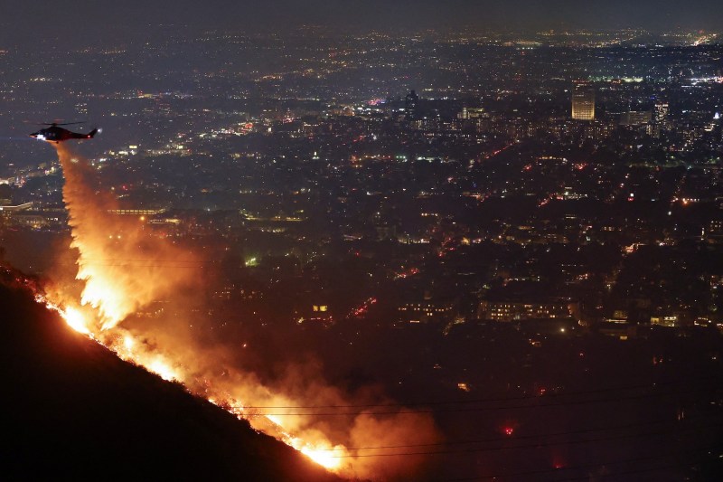 Incendiile devastatoare din Los Angeles se extind. Autorităţile au ordonat evacuarea cartierului Hollywood / Cel puțin cinci morți