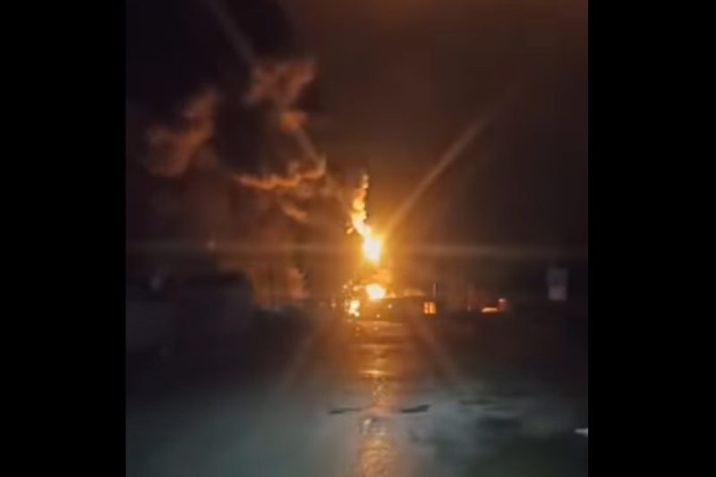 VIDEO Incendiu masiv în Rusia. Dronele ucrainene au lovit din nou, la 170 de kilometri de graniță