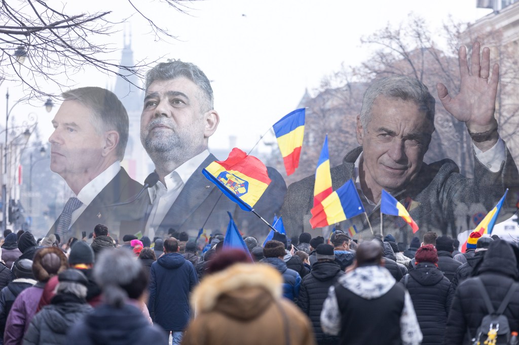 Klaus Iohannis, Marcel Ciolacu și Călin Georgescu. Fotografie principală de la un marș pro Georgescu, în Iași. Inquam Photos / Casian Mitu. Colaj: Ion Mateș / Hotnews