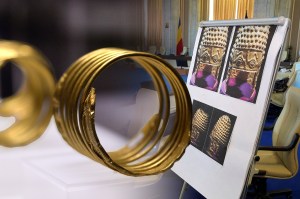 Exponate din cadrul expoziției Aurul și argintul antic al României, stânga și coiful de la Coțofenești, dreapta. Foto: Inquam Photos și Profimedia