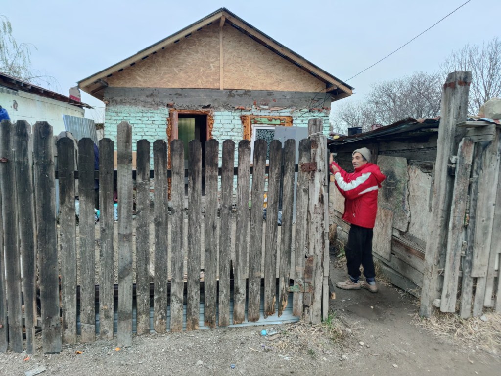 Marius, în fața casei sale pe care a ridicat-o în 15 ani..