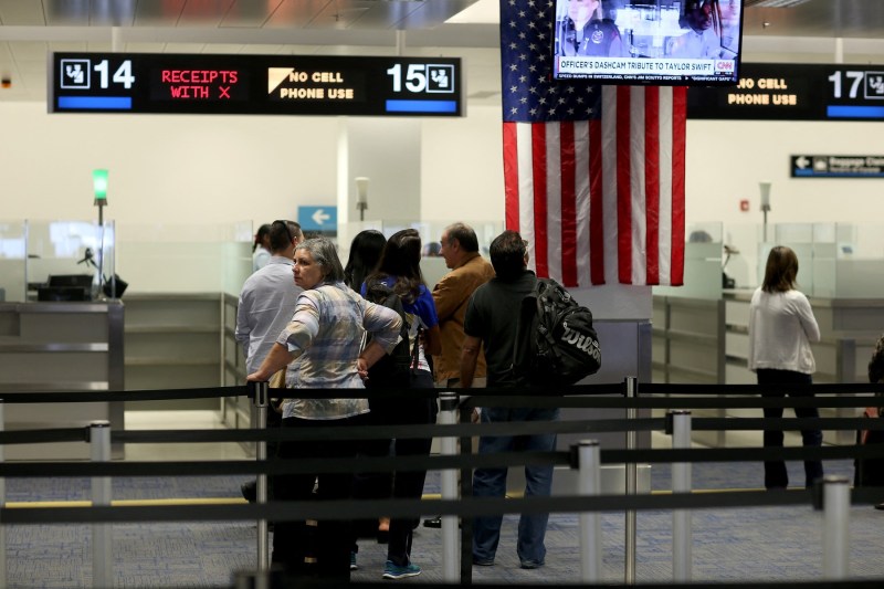 Control de frontieră la Aeroportul Internațional Miami. Foto: JOE RAEDLE / Getty images / Profimedia