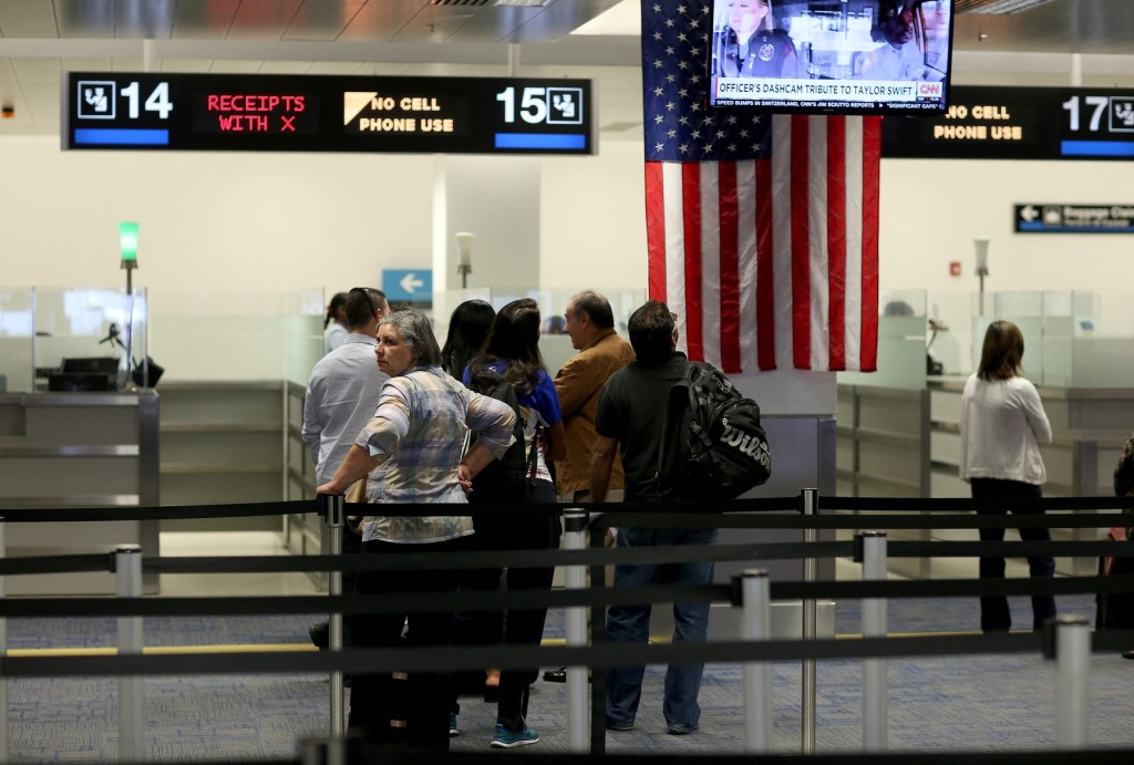 Control de frontieră la Aeroportul Internațional Miami. Foto: JOE RAEDLE / Getty images / Profimedia