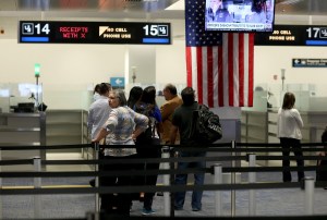 Control de frontieră la Aeroportul Internațional Miami. Foto: JOE RAEDLE / Getty images / Profimedia