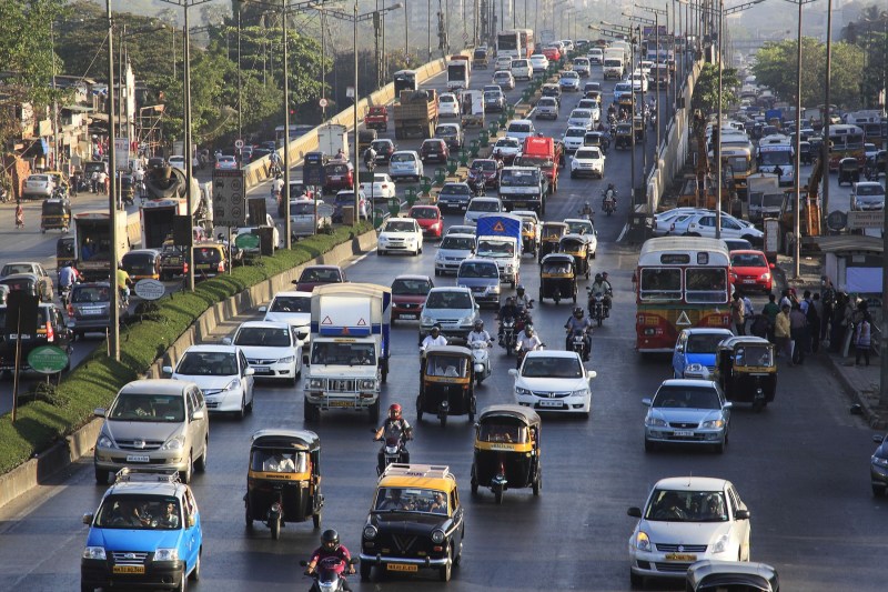 Unul dintre cele mai mari orașe din lume studiază interzicerea mașinilor pe benzină și motorină pentru a combate poluarea aerului