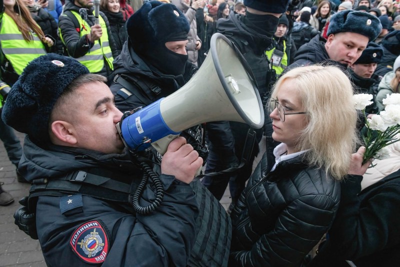 Când fiecare cuvânt pe care îl spun poate duce la acuzații penale, rușii au găsit un nou mod de a protesta în 2024: E o modalitate de a-ți exprima opinia „fără consecințe”