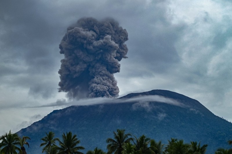 Alarmă aviatică provocată de erupția unui vulcan. Cenușa s-a ridicat trei kilometri în aer