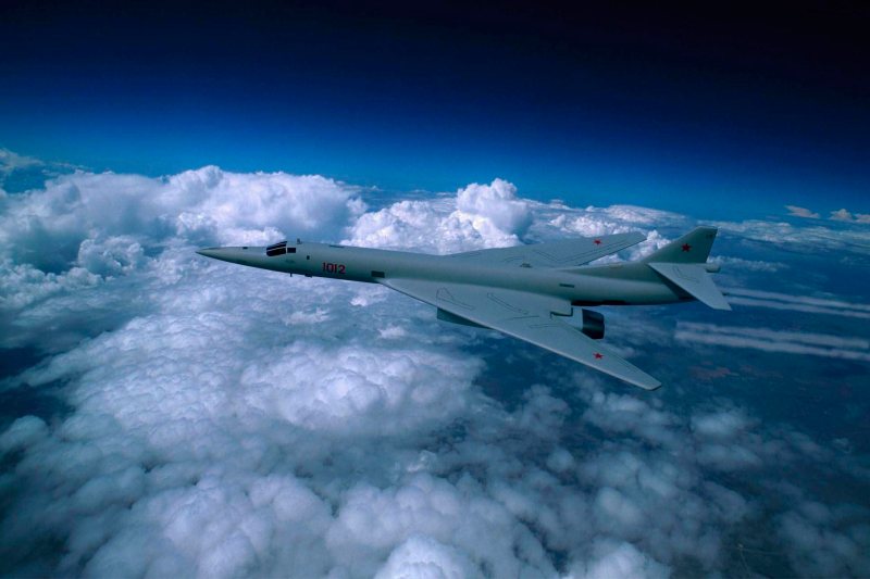 Rușii au trimis două bombardiere strategice Tu-160, timp de 11 ore, deasupra Oceanului Arctic