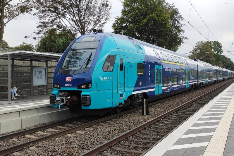 Un bărbat a supraviețuit miraculos după ce a călătorit agățat de un tren care circula cu o viteză de peste 280 km/h