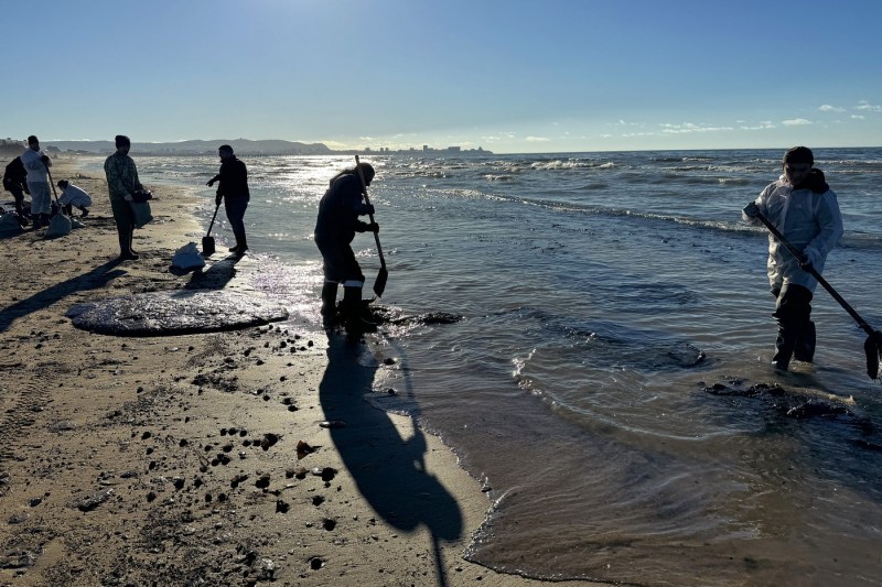 VIDEO O nouă scurgere de păcură în Marea Neagră. Autoritățile ruse au trimis cinci nave în zonă