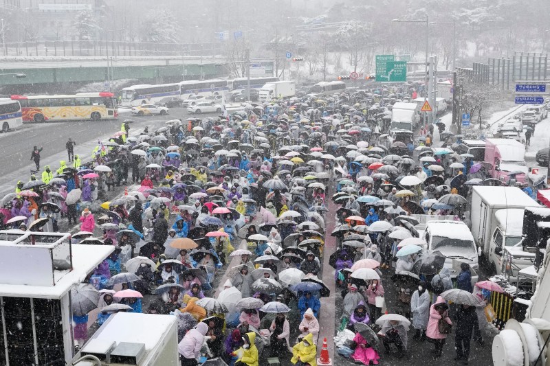 Protest cu mii de oameni în Coreea de Sud, pro şi contra arestării președinteului demis Yoon. Mandatul de arestare expiră luni