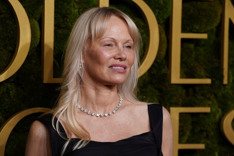 FOTO. Cum a apărut Pamela Anderson la Globurile de Aur 2025. Un detaliu a atras toate privirile: „Nimic nu face o femeie să se simtă mai bine”