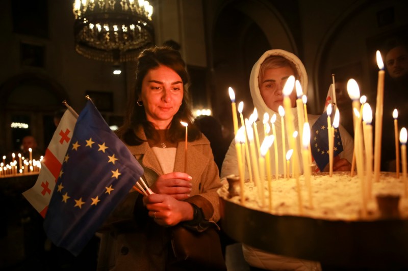 Mii de georgieni au petrecut Crăciunul pe stil vechi la protest. Manifestația a plecat dinspre cinci biserici și s-a încheiat la Parlament