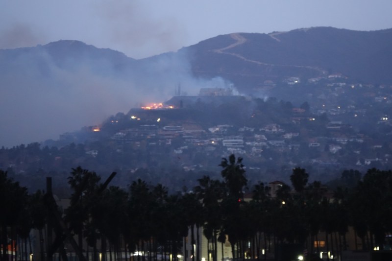 Incendiul din Los Angeles: Două persoane au murit şi mai multe au fost rănite grav