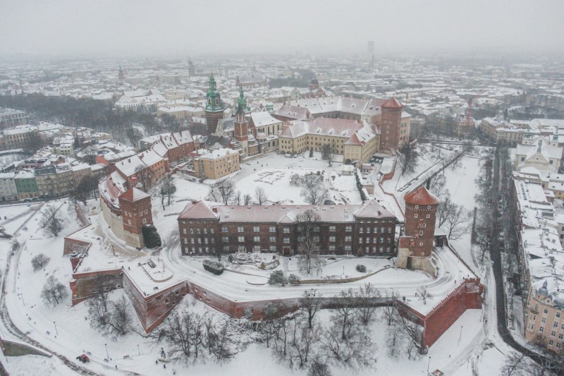 Polonia, sub nămeți. Zeci de mii de gospodării au rămas fără energie, dar drumurile au fost menținute deschise