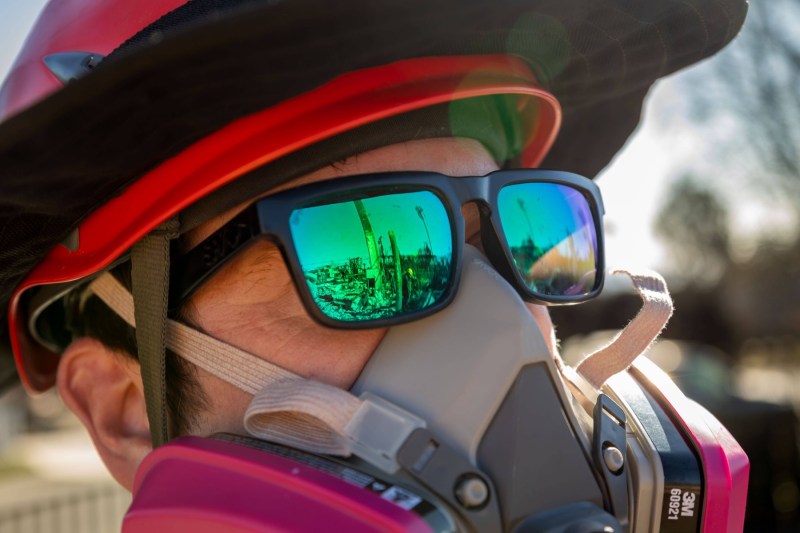 „Arată ca o zonă de război”: Piloții își împing limitele pentru a ține sub control incendiile din Los Angeles