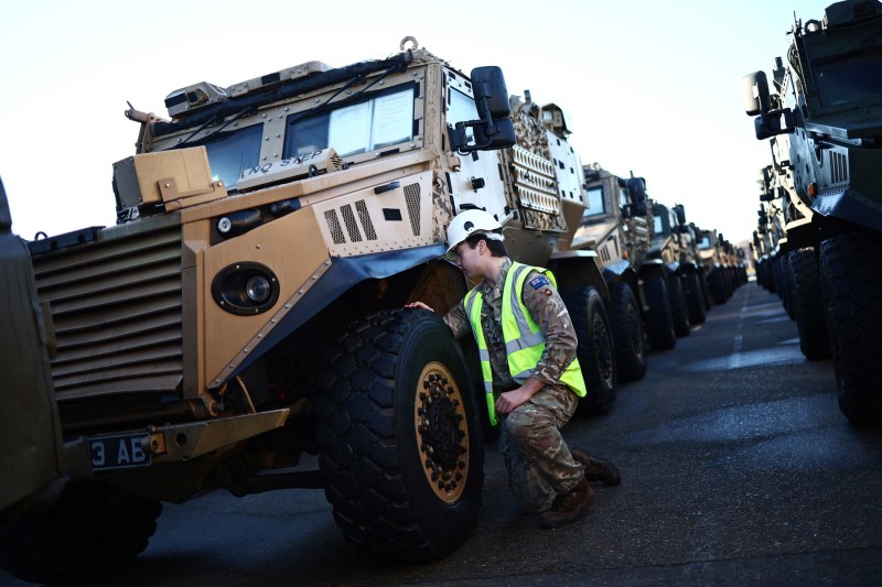 FOTO Armata britanică a încărcat sute de vehicule militare pe feriboturi gigant, cu destinația România. Exercițiu major al NATO în Europa de Est