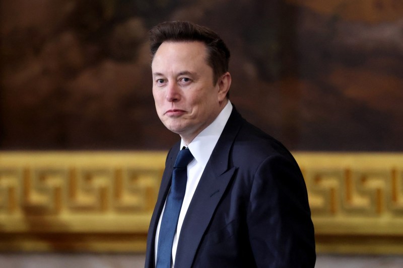 „Poate că vrea să fie rege?”. De ce atacurile lui Elon Musk la adresa politicienilor din Marea Britanie nu sunt doar simple provocări