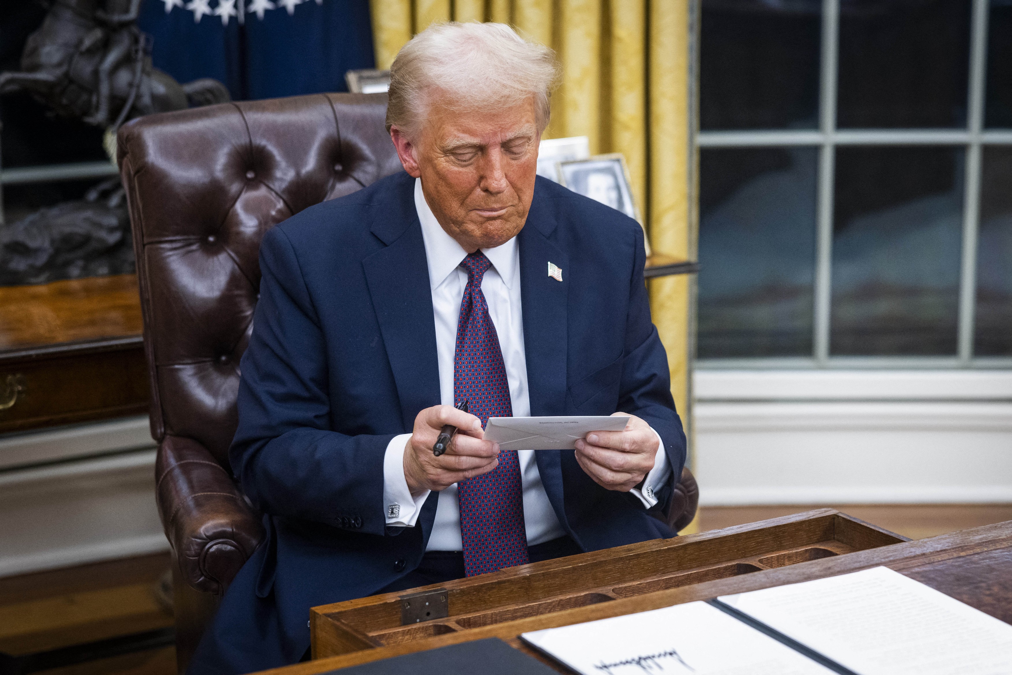 Trump descoperă scrisoarea lui Biden în Biroul Oval