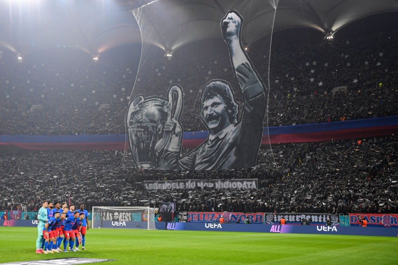 S-a întâmplat aseară. Ca nu să fii înjurat pe un stadion din România, trebuie să devii scenografie