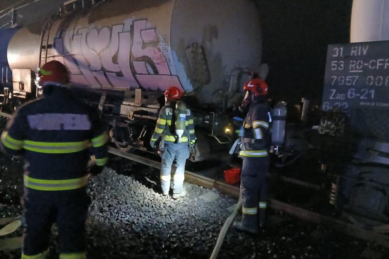 VIDEO Intervenţie a pompierilor într-o gară din Mureș, unde s-au semnalat scurgeri de combustibil dintr-un vagon cisternă al unui tren de marfă / Mai multe persoane evacuare, trafic oprit