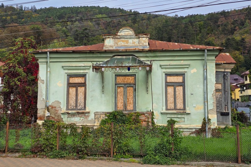 Locuință neocupată din Piatra-Neamț. Foto: Dan Gabriel Atanasie / Shutterstock