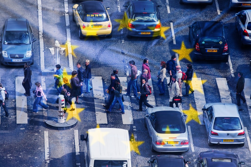 Trecători pe o stradă din Paris. Colaj: Ion Mateș / Hotnews. Foto: Marian Vejcik și Zheltikov / Dreamstime