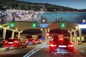 Taxa de trecere a podului Giurgiu-Ruse. Colaj: Ion Mateș / Hotnews. Foto: Dreamstime și Victor Cozmei