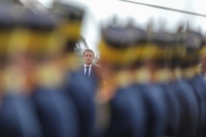 Președintele francez Emmanuel Macron sosește la baza aeriană Mihail Kogălniceanu, în județul Constanța, 15 iunie 2022. Inquam Photos / Octav Ganea
