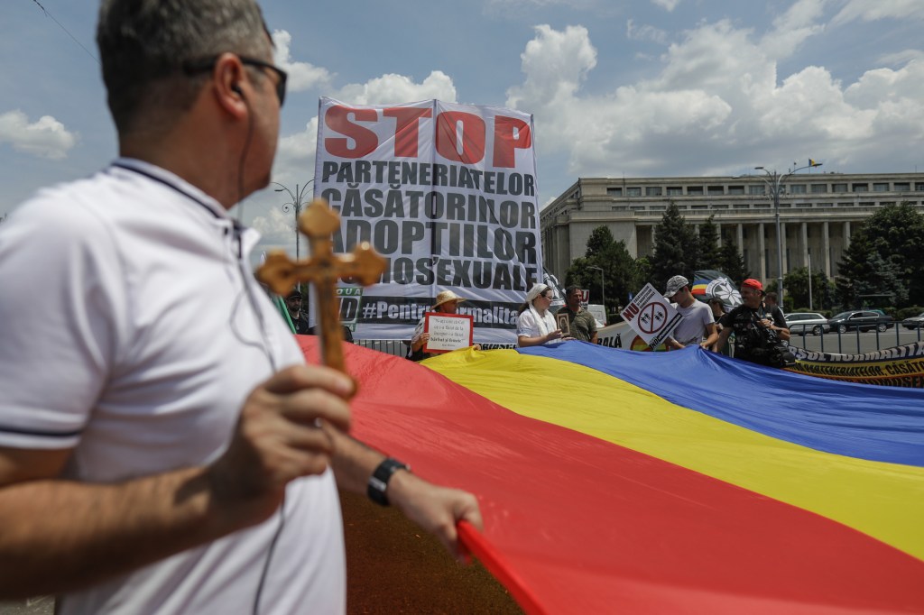 Marș de protest împotriva parteneriatelor civile și a adopțiilor făcute de cupluri de același sex, în București, 9 iulie 2022. Inquam Photos / Octav Ganea