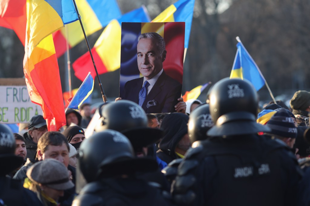 Un protest al susținătorilor lui Călin Georgescu era în plină desfășurare în Piața Victoriei, în momentul în care Klaus Iohannis și-a anunțat demisia, pe 10 februarie 2025. Foto: Inquam Photos / George Călin