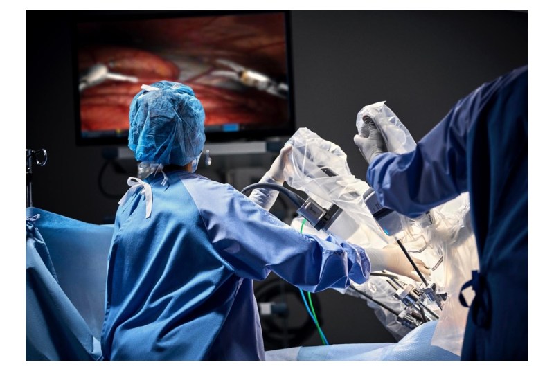Democratizarea chirurgiei robotice în România