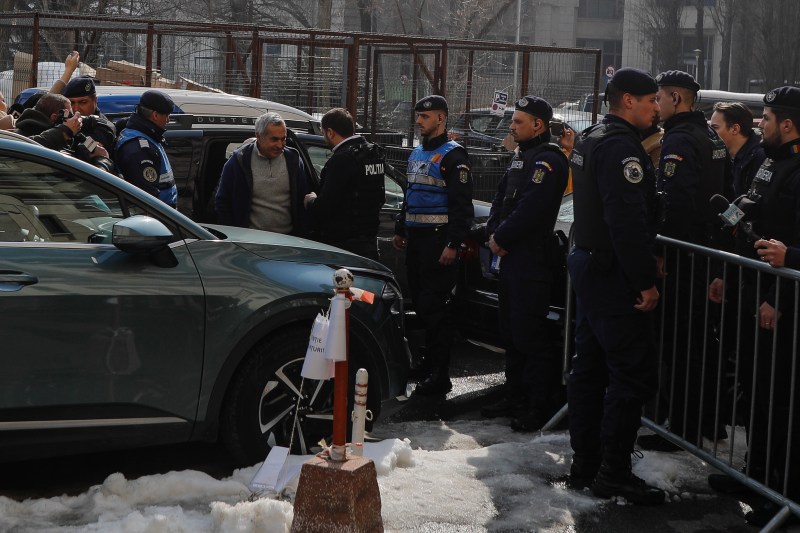 FOTOGALERIE Cum a ajuns Călin Georgescu în cârje la Parchetul General