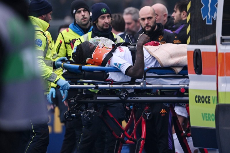 S-a prăbușit pe teren! Momente de panică în Serie A, după ce un jucător a căzut din picioare și a fost transportat de urgență la spital