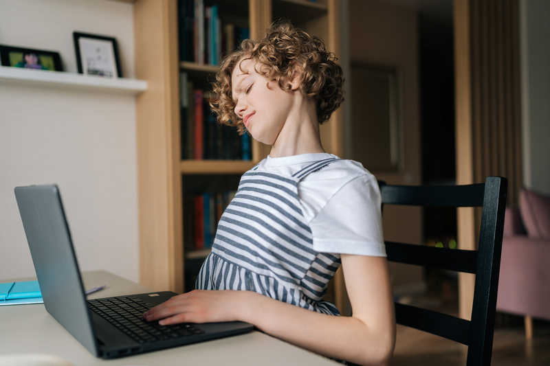 Postura greșită a copiilor poate duce la probleme de sănătate / Foto: Dmitry Dikushin | Dreamstime.com