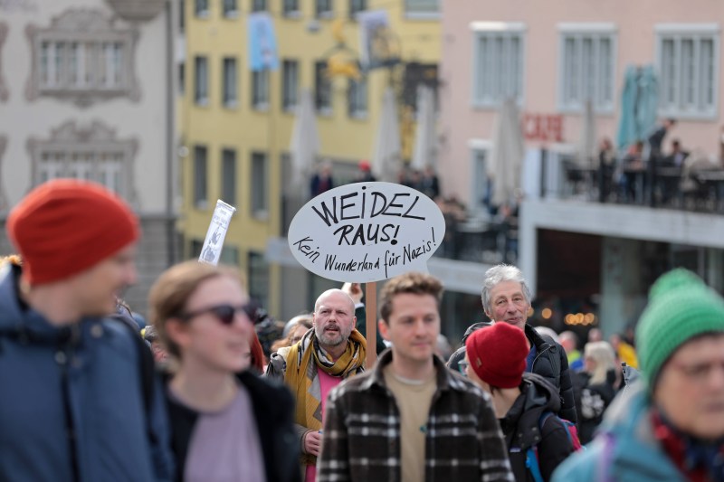 „Weidel, afară!”. Protest cu sute de persoane împotriva candidatei AfD la postul de cancelar, la reședința ei din Elveția. Poliția a făcut arestări