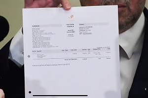 Marcel Ciolacu arată documente ale zborurilor private închiriate de companie Nordis. Foto: captură video HotNews