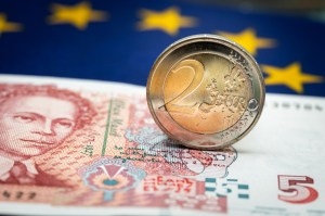 Moneda europeană și leva bulgărească. Foto: Rochu2008 | Dreamstime.com
