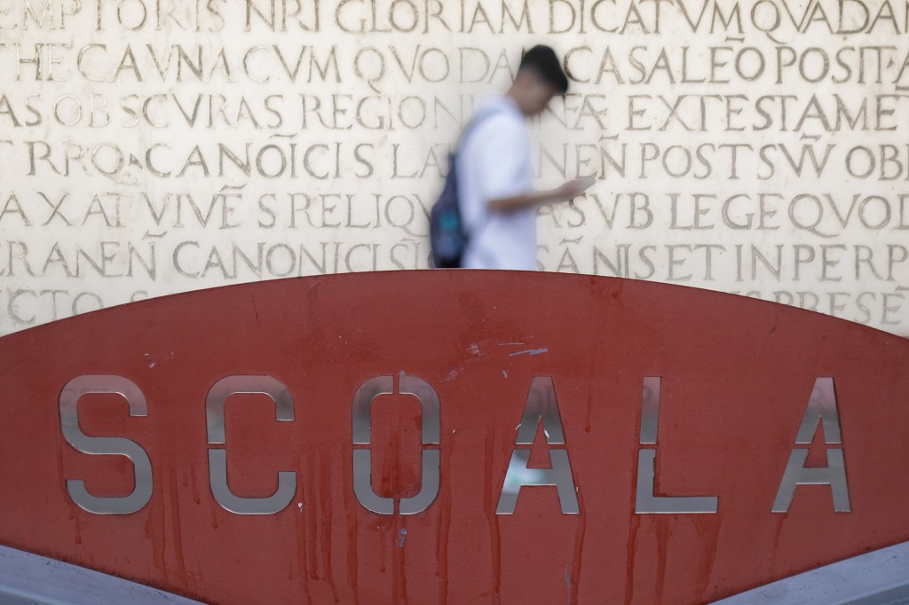 Limba latină în școală. Colaj: Ion Mateș / Hotnews. Inquam Photos / Octav Ganea