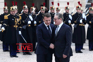Președintele francez Emanuel Macron îl primește pe premierul britanic Keir Starmer la reuniunea din Paris, 17 februarie 2025. Foto: Aurelien Morissard / AP / Profimedia