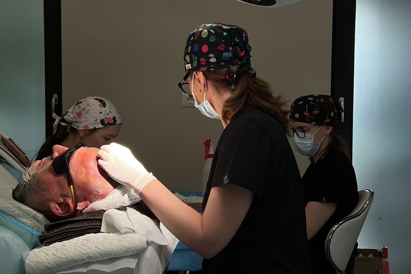 Impactul psihologic al pierderii părului și cum poate ajuta un implant de par