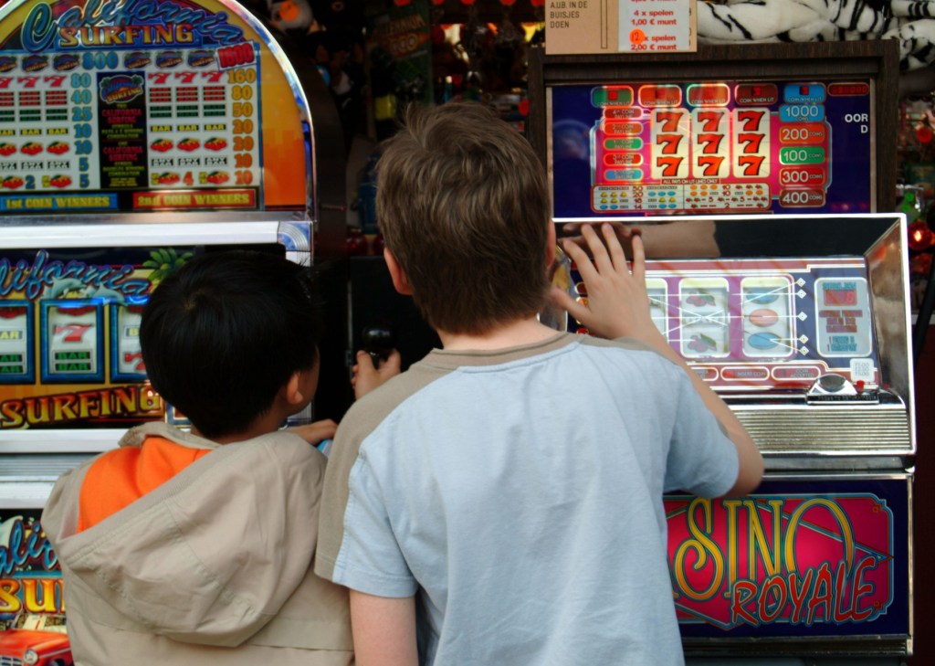 Tineri, într-o sală de jocuri. Fotografie ilustrativă: David Crausby / Alamy / Profimedia