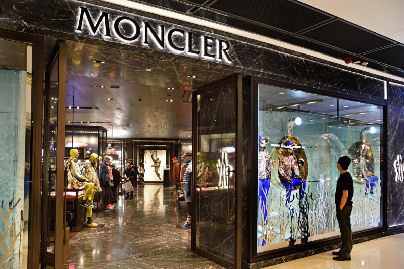 Producătorul de haine de lux Moncler cumpără o fabrică din România
