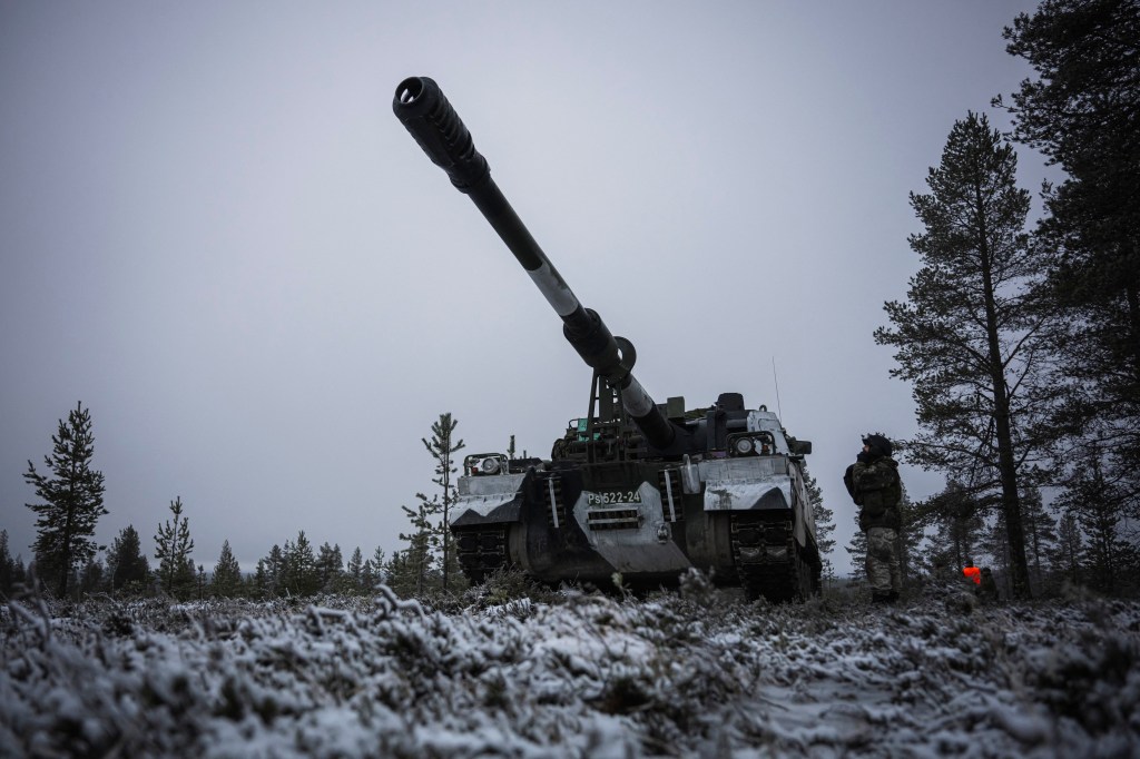 Forțe militare din cadrul brigăzii finlandeze Karelia, în timpul unui exercițiu militar, noiembrie 2024. Foto: Jonathan NACKSTRAND / AFP / Profimedia