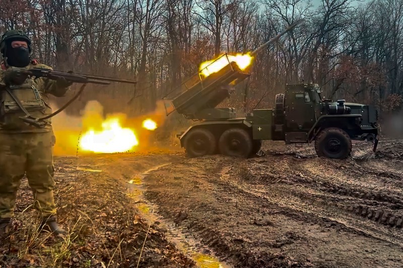 VIDEO „Văzute ultima dată înainte de întâlnirea cu o dronă Vampire”. Momentul în care două sisteme rusești Grad sunt spulberate de UAV-urile Baba Yaga, în Donețk